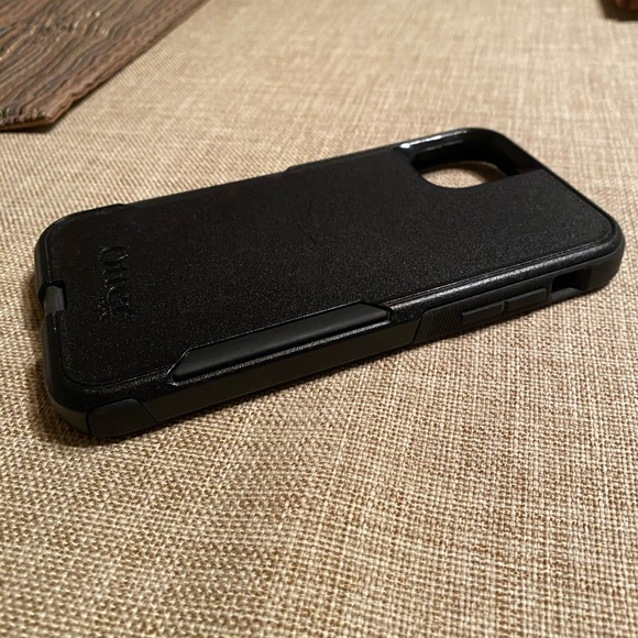 Otterbox Commuter in Black for iPhone 11 - Picture 3 of 5